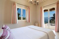 Postel nebo postele na pokoji v ubytování Ionian Luxury Villas