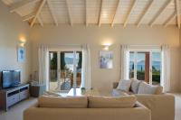 TV a/nebo společenská místnost v ubytování Ionian Luxury Villas