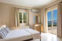 Postel nebo postele na pokoji v ubytování Ionian Luxury Villas