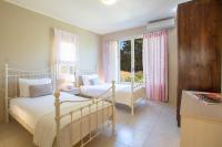 Postel nebo postele na pokoji v ubytování Ionian Luxury Villas