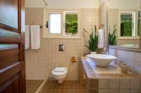 Koupelna v ubytování Ionian Luxury Villas