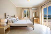 Postel nebo postele na pokoji v ubytování Ionian Luxury Villas