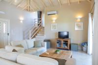 TV a/nebo společenská místnost v ubytování Ionian Luxury Villas