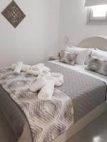Postel nebo postele na pokoji v ubytování Golden Stone Santorini Suites