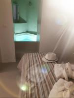 Domácí mazlíčci ubytovaní s hosty v ubytování Golden Stone Santorini Suites