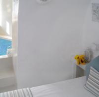 Postel nebo postele na pokoji v ubytování Golden Stone Santorini Suites