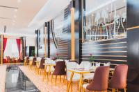 فندق السفينة الذهبية في الرياض: غرفة طعام مع طاولات وكراسي