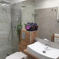 Kúpeľňa v ubytovaní Q Apart AMBER - klimatyzowane STUDIO przy Manufakturze z garażem Gratis, FV
