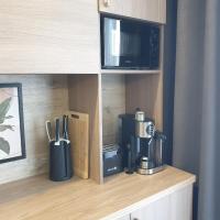 Kuchyňa alebo kuchynka v ubytovaní Q Apart AMBER - klimatyzowane STUDIO przy Manufakturze z garażem Gratis, FV