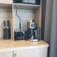 Príslušenstvo na prípravu kávy alebo čaju v ubytovaní Q Apart AMBER - klimatyzowane STUDIO przy Manufakturze z garażem Gratis, FV