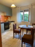 Kuchyňa alebo kuchynka v ubytovaní Studio apartman Bel-Ben