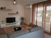 Televízia a/alebo spoločenská miestnosť v ubytovaní Apartman marino