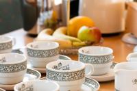 Hotel Gasthof Rosenwirt في Au in der Hallertau: مجموعة من الأكواب والصحون على الطاولة