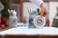 Hotel Gasthof Rosenwirt في Au in der Hallertau: شخص يمد يده إلى علبة أدوات المطبخ