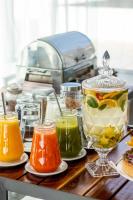 ein Tisch mit Gläsern voller verschiedenfarbiger Flüssigkeiten in der Unterkunft Hotel Pousada Brava Club in Búzios