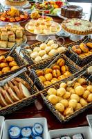 ein Buffet mit verschiedenen Brotsorten und Gebäck in der Unterkunft Hotel Pousada Brava Club in Búzios