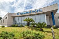 un hotel de termas con palmeras delante en Hotel Terminus, en Podgorica