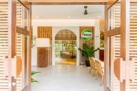 un vestíbulo de una tienda con mesa y sillas en Hortz Hotels And Resorts, en Tagaytay