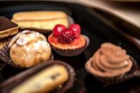 een dienblad met cupcakes met chocolade en fruit erop bij Gite & Spa Privatif Glam'88 - Vosges in Remiremont