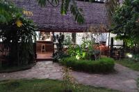 une maison avec un chemin en pierre devant elle dans l&#39;établissement Clair de Lune, à Ambatoloaka