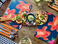 索尔科姆Brightham House - Exclusively for Adults的一张桌子上放着两份披萨和一碗蘸酱。