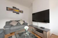 TV a/nebo společenská místnost v ubytování Fortified Home Rochester