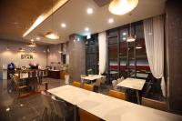 Un restaurante con mesas y sillas y un mostrador. en Gimpo Stavia, en Gimpo