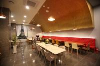 un restaurante con mesas y sillas y un banco rojo en Gimpo Stavia, en Gimpo