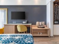 Televízia a/alebo spoločenská miestnosť v ubytovaní Mercure Rhodes Alexia Hotel & Spa