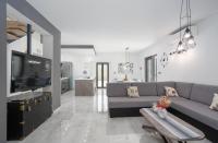 TV a/nebo společenská místnost v ubytování Luxury Villa Ivy