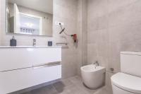 Kúpeľňa v ubytovaní Pacifico Beach Apartment in Malaga by Solaga Holiday Homes