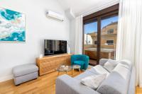 Televízia a/alebo spoločenská miestnosť v ubytovaní Sebastian Souviron Suites in Malaga by Solaga Holiday Homes