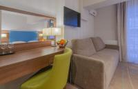 Televízia a/alebo spoločenská miestnosť v ubytovaní Holiday Home Aparthotel z balkonem przy plaży