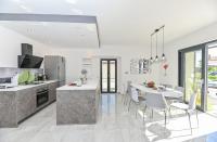 Kuchyň nebo kuchyňský kout v ubytování Luxury Villa Ivy