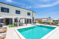 Bazén v ubytování Luxury Villa Ivy nebo v jeho okolí