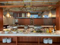 een keuken met een aanrecht met eten erop bij R-Mar Resort and Spa Patong, Phuket in Patong Beach