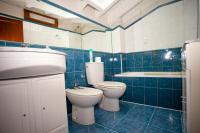 A bathroom at El Balcon del Horreo