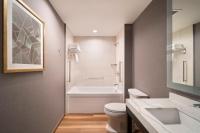 Hyatt House LAX Century Blvdにあるバスルーム