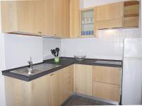 Kuchyňa alebo kuchynka v ubytovaní Excellent flat with AC, shared pool and parking