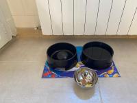 two buckets and a dog bowl on a mat on the floor at Chez Hélène 3 étoiles, labellisé disabled PMR,pour 4 personnes chiens bienvenus-pet friendly in Bourg-Madame