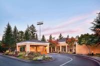 un edificio al costado de una carretera en Sonesta Select Seattle Bellevue Redmond, en Bellevue