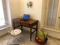 A television and/or entertainment centre at MIMI'S HOME casa per vacanze