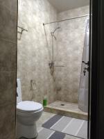 Chinara Guest House Airportにあるバスルーム