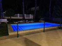 The swimming pool at or close to Roche Pinos Verdes