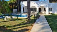 The swimming pool at or close to Roche Pinos Verdes