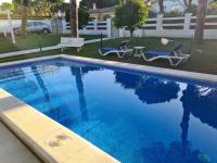 The swimming pool at or close to Roche Pinos Verdes