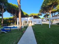 The swimming pool at or close to Roche Pinos Verdes