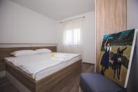Postel nebo postele na pokoji v ubytování Apartment in Lopar with balcony, air conditioning, WiFi, washing machine (4885-1)