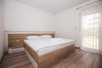 Postel nebo postele na pokoji v ubytování Apartment in Lopar with balcony, air conditioning, WiFi, washing machine (4885-1)
