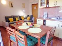 Kuchyňa alebo kuchynka v ubytovaní Apartments in Jasenice 41709